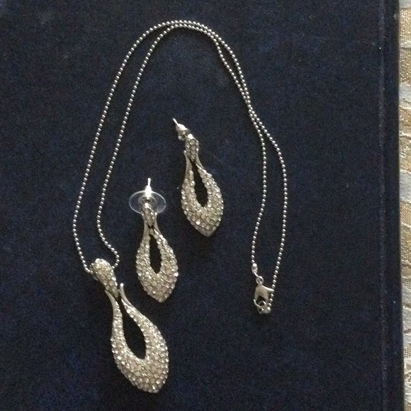 Jewelry - Necklace with earrings set